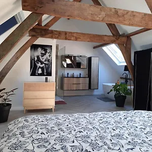 Center In Quiet Street & Airco Apartment